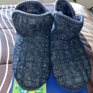 Slippers. Muk Luks.